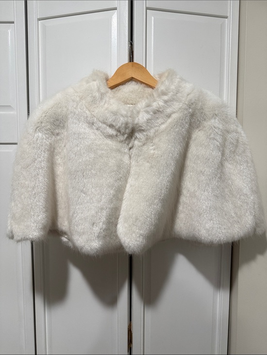 David's Bridal Accessories - David's Bridal Ivory Faux Fur Capelet Shrug